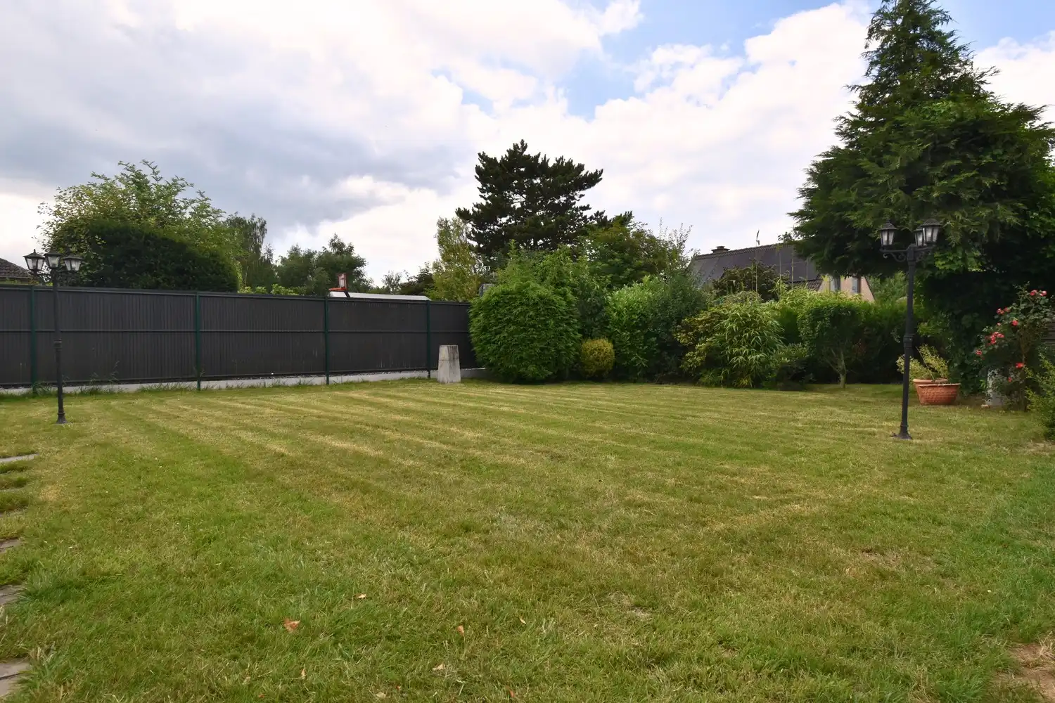 Te huur – Charmante bungalow met 2 slaapkamers, garage en tuin in rustige woonwijk te Sint-Pieters-Leeuw foto 2