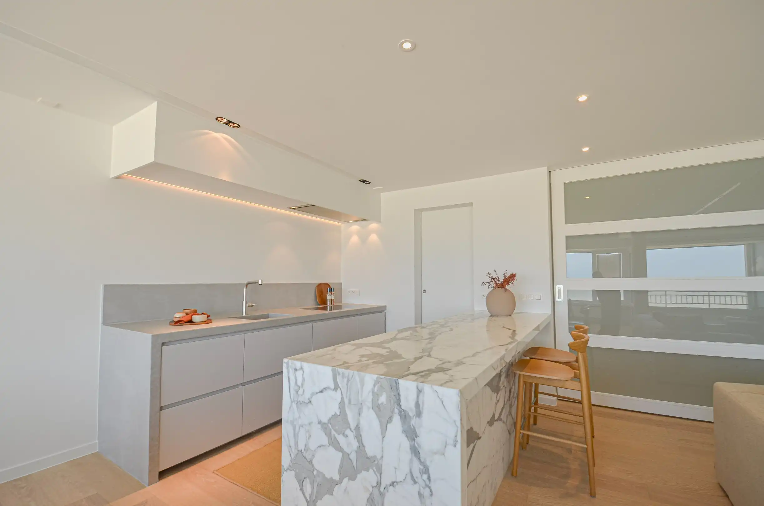 Exclusief – Stijlvol volledig gerenoveerd appartement met frontaal zeezicht. foto 11