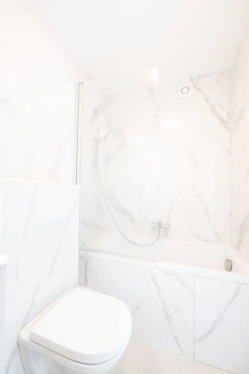 Mooie, zeer lichte studio foto 6