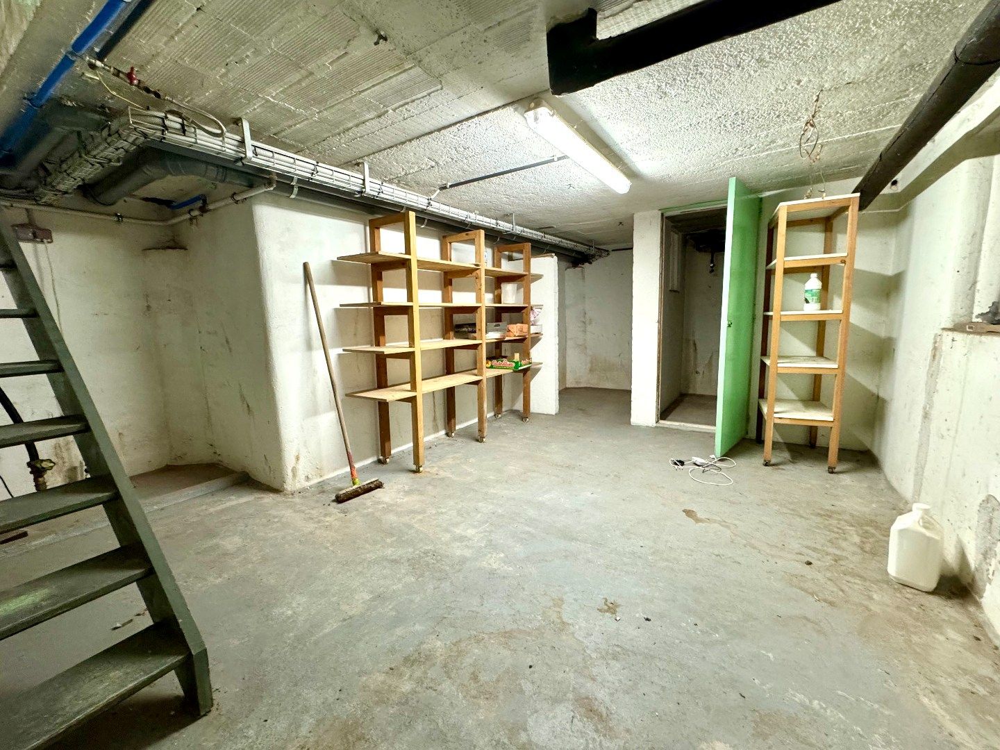 HALFOPEN WONING MET 3 SLPKS, GARAGE EN RUIME TUIN foto 15