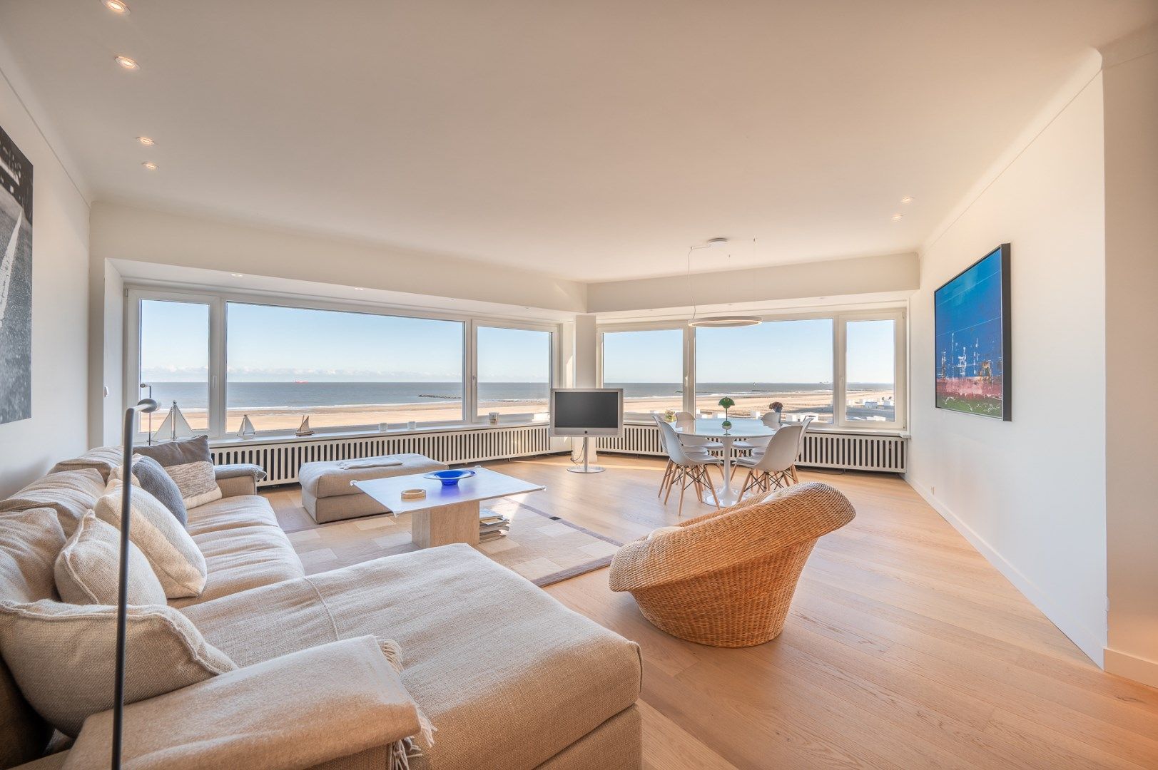 Uniek hoekappartement op de zeedijk Albertstrand met panoramisch zeezicht foto {{pictureIndex}}