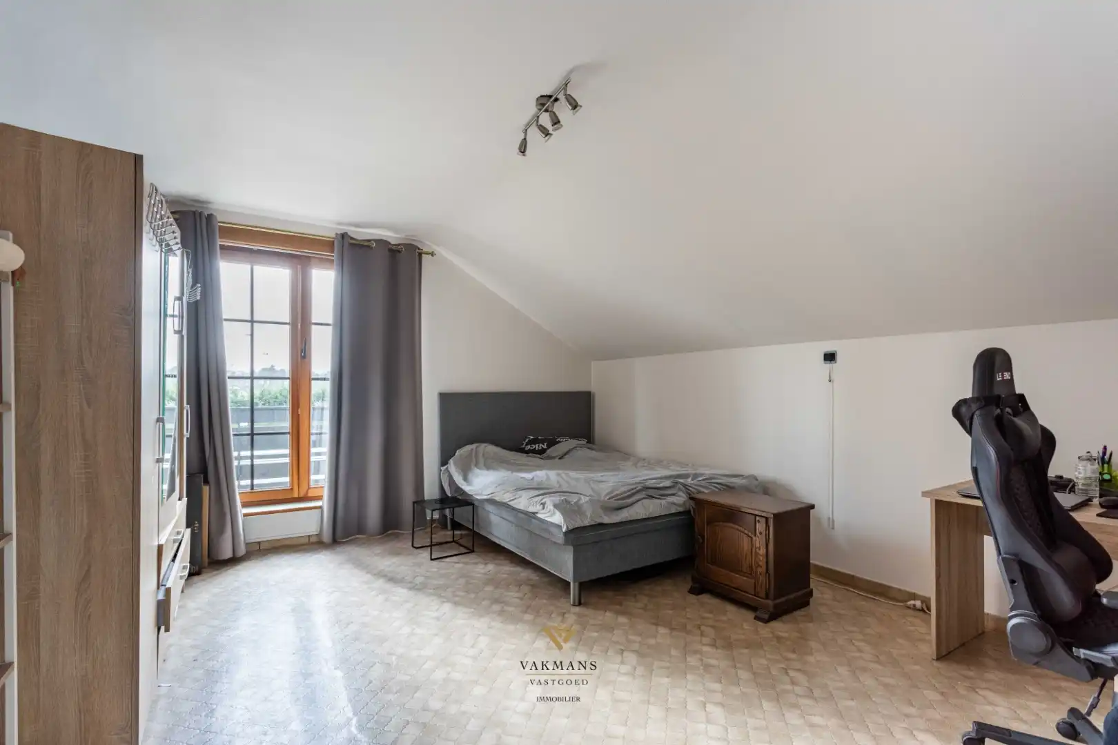 Ruime en charmante alleenstaande woning met 5 slaapkamers en 2 badkamers foto 35