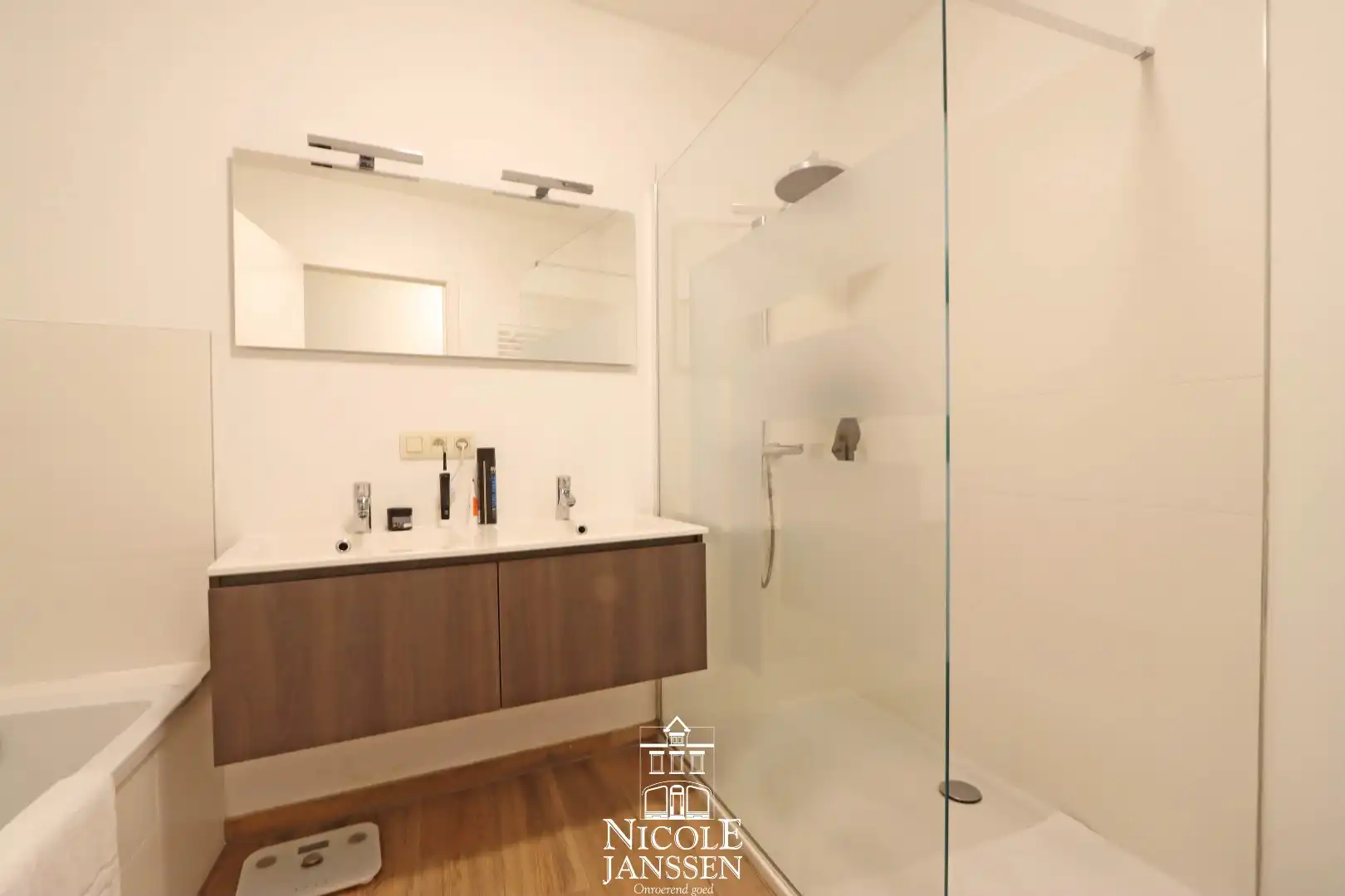 Mooi, gelijkvloers appartement met terras en tuin foto 13