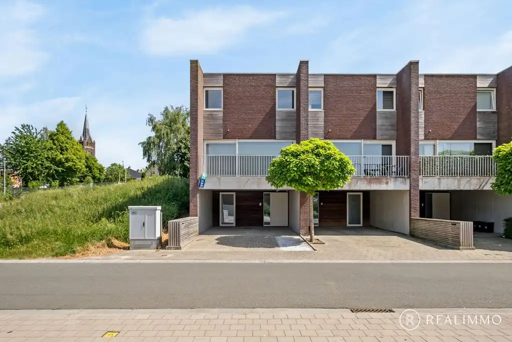Recente halfopen bebouwing met 3 slaapkamers foto {{pictureIndex}}