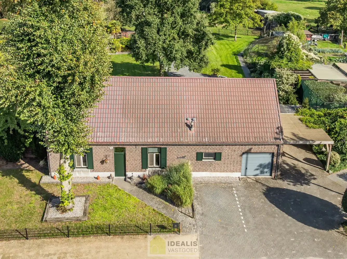 IDEALIS VASTGOED – KARAKTERISTIEKE INSTAPKLARE LANGGEVELHOEVE MET 5 SLAAPKAMERS, SFEERVOLLE LEEFRUIMTE EN AANSLUITEND VERANDA MET VOLZICHT OP DE PRACHTIGE TUIN EN ACHTERLIGGENDE WEILANDEN OP EEN PERCEEL VAN MAAR LIEFST 1,6 HECTARE (16.000M²)!! Deze karakteristieke hoeve uit 1904 omvat +- 231m² netto bewoonbare oppervlakte met een sfeervolle woonkamer die uitgeeft op de lichtrijke veranda, aansluitend een goed uitgeruste keuken voorzien van alle comfort, 5 slaapkamers waarvan één gelijkvloers en een badkamer voorzien van douche én dubbel badkamermeubel.. Deze langgevelhoeve biedt een unieke kans voor kandidaten op zoek naar een instapklare woning voorzien van alle comfort, ruimte en een prachtig aangelegde tuin met achterliggende weilanden. foto {{pictureIndex}}