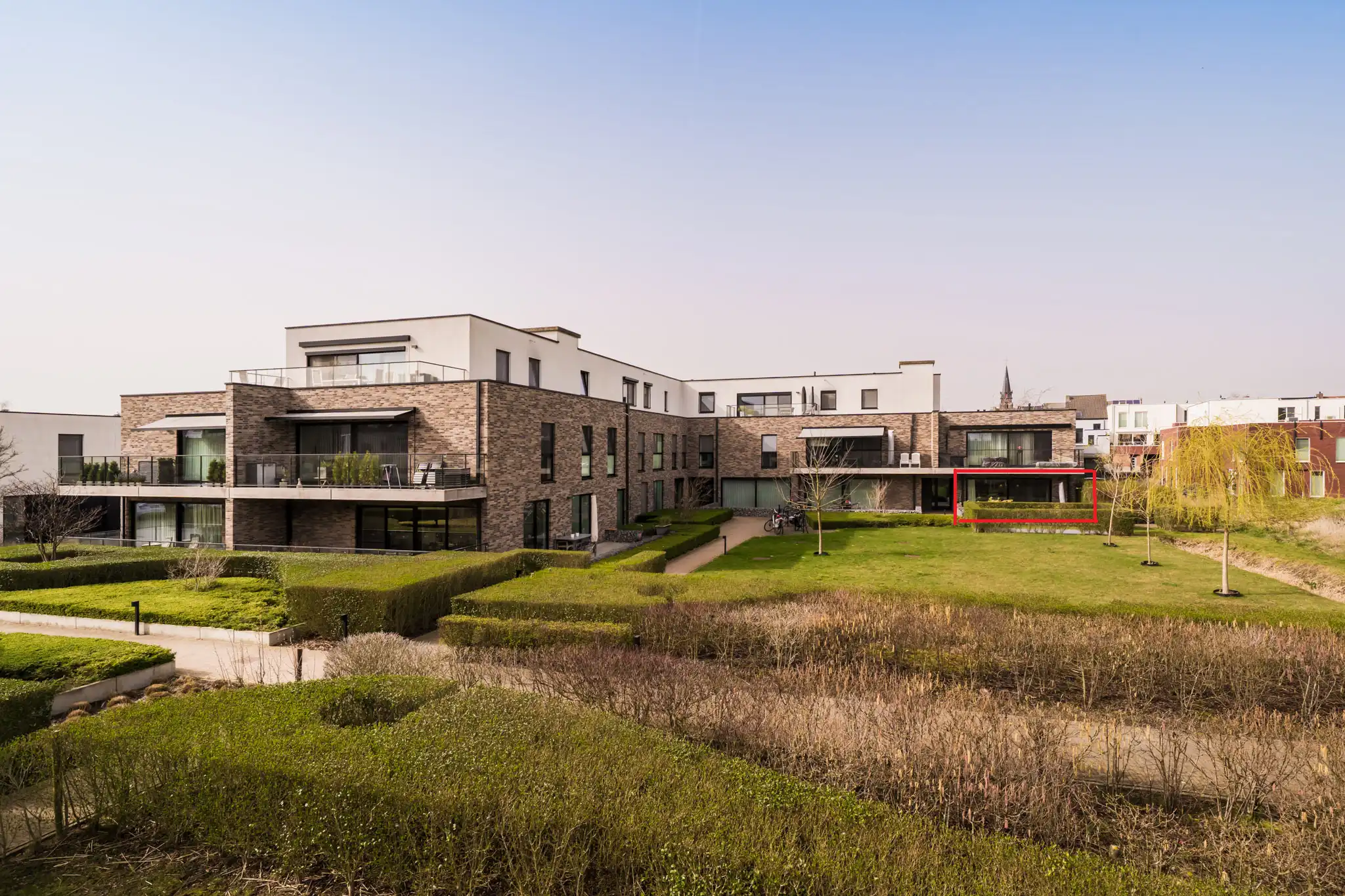 Stijlvol gelijkvloers appartement met 3 slaapkamers en ruim terras in groene, autoluwe woonomgeving foto {{pictureIndex}}