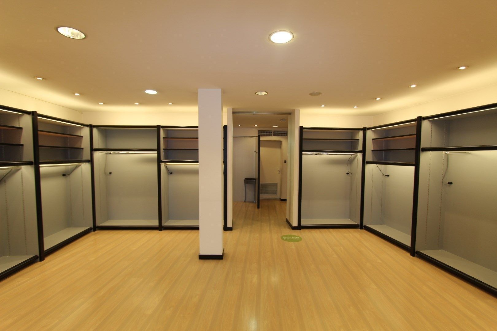 Authentiek gebouw met instapklare handelsruimte en te renoveren verdiepingen foto 8