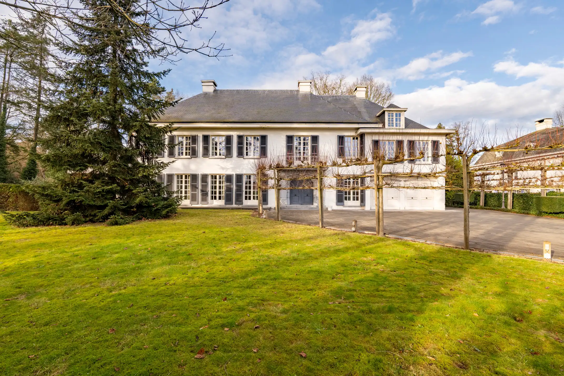 Villa met binnenzwembad en conciërgerie op riant perceel foto 28