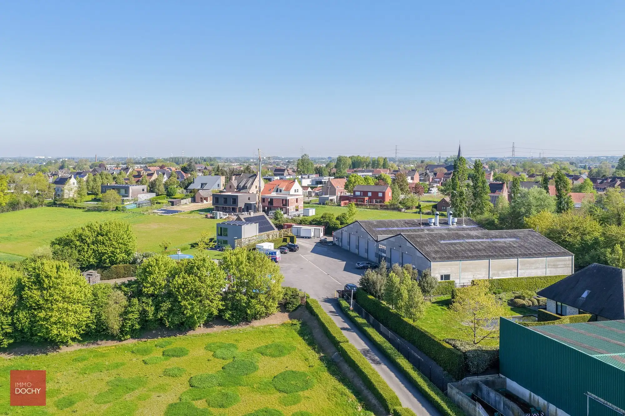 Goed gelegen handelseigendom met woonst en magazijnen (zone milieubelastende industrie) foto 17