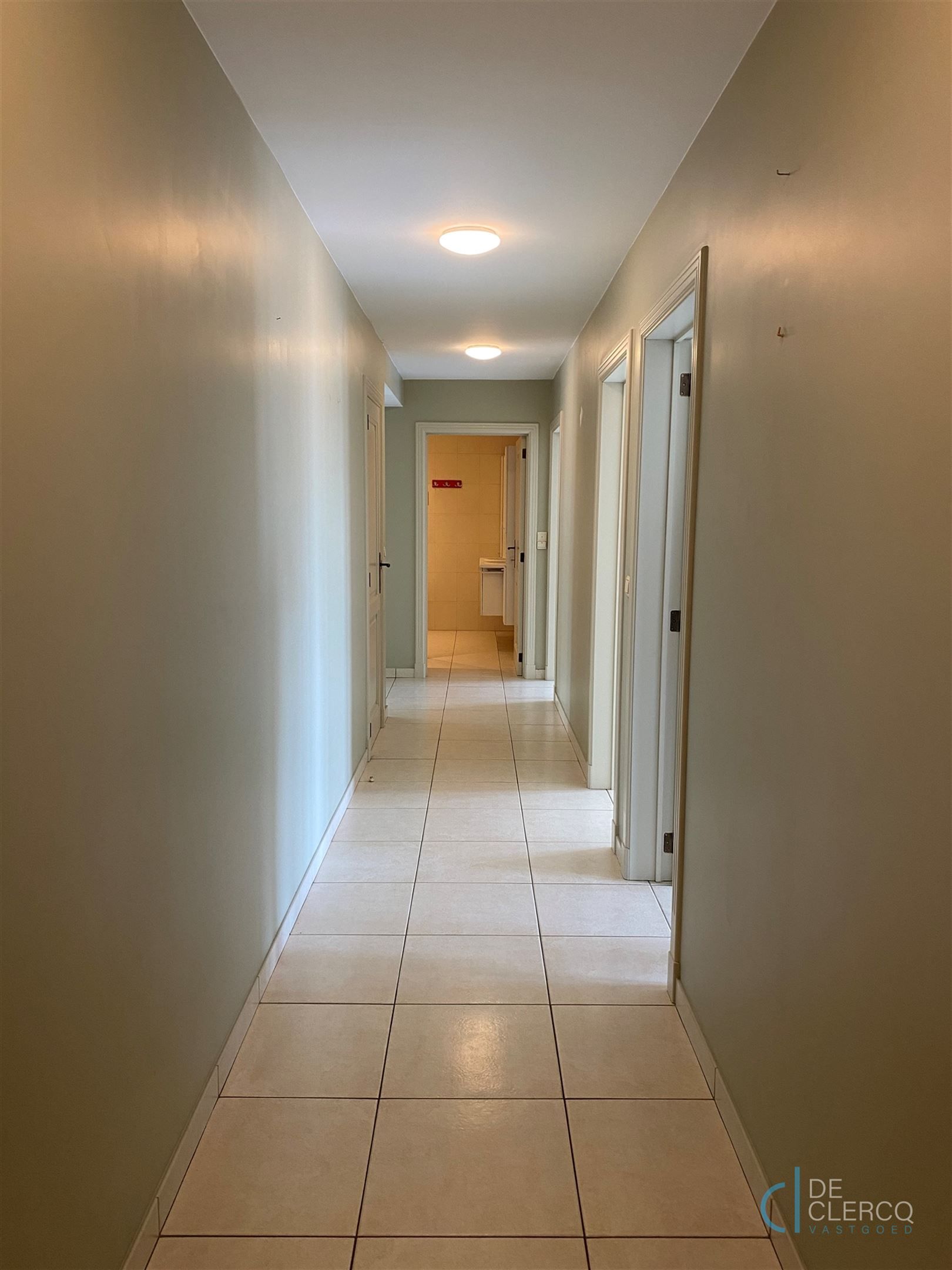 Ruim appartement met terras én garage te huur in Lochristi!  foto 2