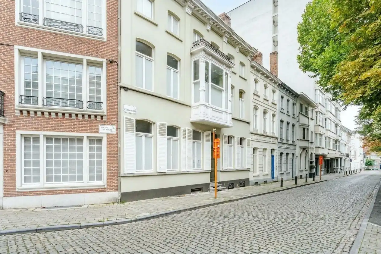 Karaktervol herenhuis uit 1874 op unieke historische locatie in Kortrijk foto 19
