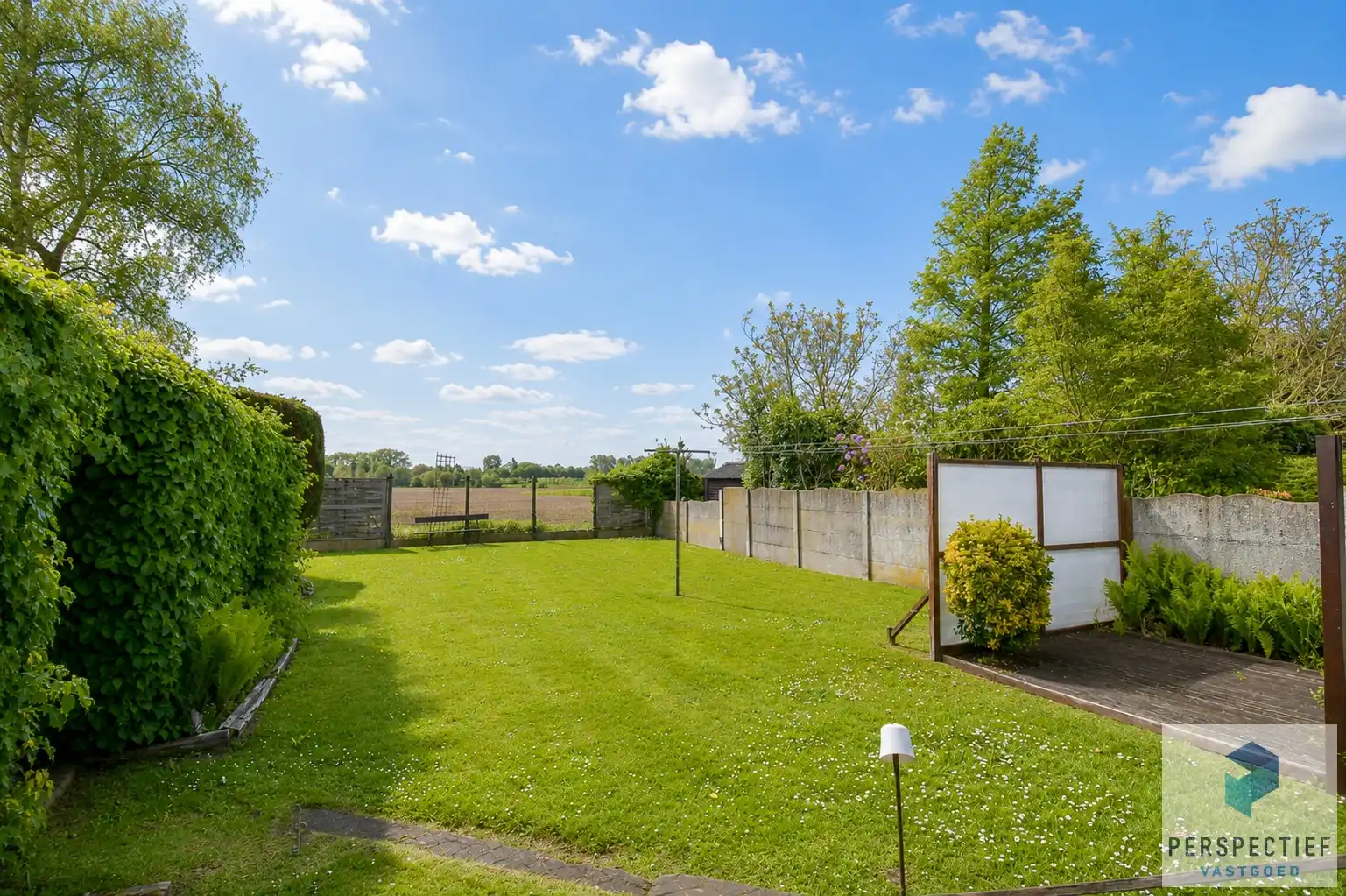 Rustig en centraal gelegen woning met landelijk uitzicht, grote garage en tuin foto 2