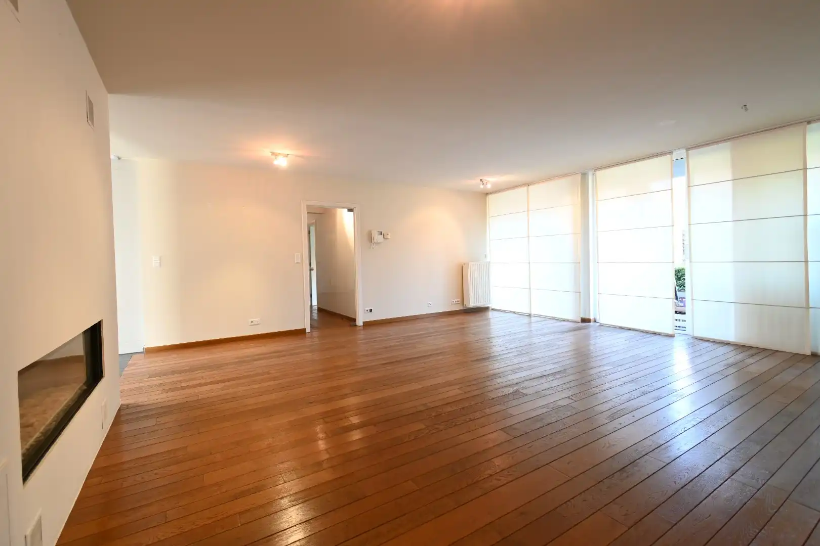 Degelijk 2-slaapkamer gelijkvloersappartement met autostandplaats + in hartje Bilzen foto 3