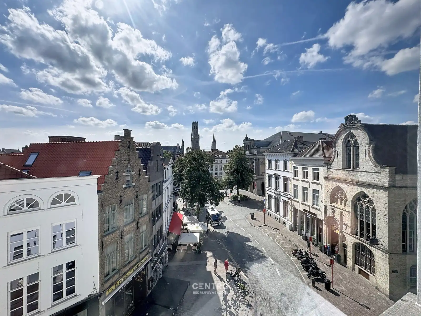 Authentiek & volledig gerenoveerd (°2000) hoekpand (5 verdiepingen, lift aanwezig) in het historisch en toeristisch centrum, met 3 private parkeerplaatsen op het terrein. foto 2