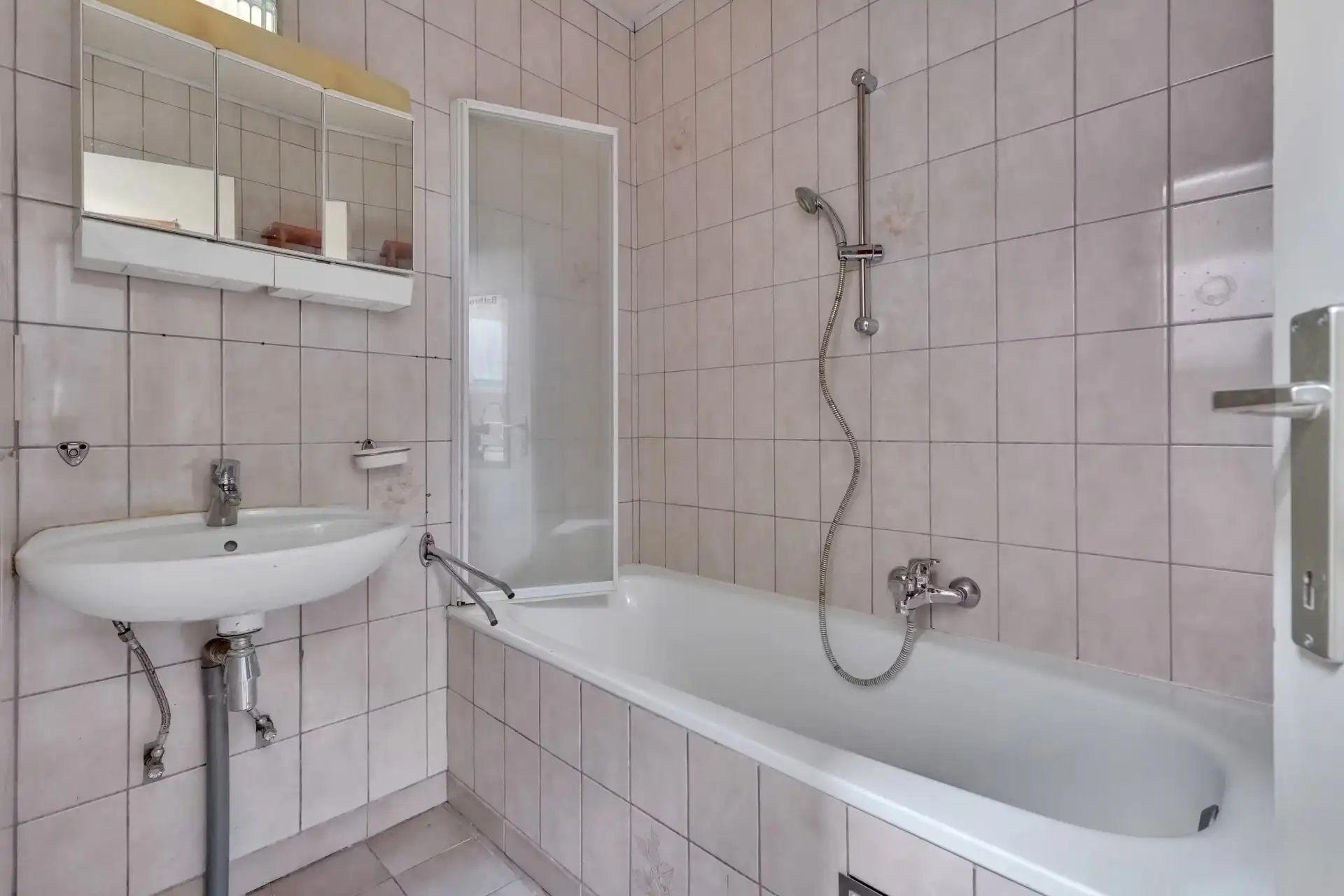 Op te knappen stadwoning op goede locatie foto 8