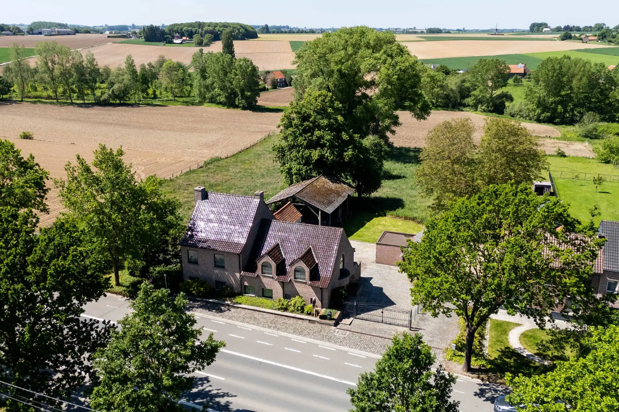 Karaktervolle hoevewoning met weide ca. 7.845 m²  te Zwalm foto 2