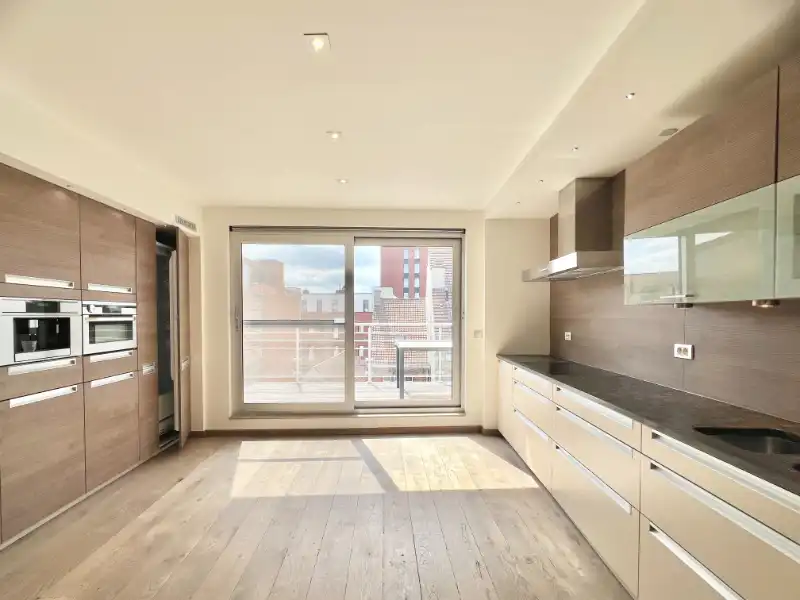Ruim, instapklaar 3 slpk appartement (160m2)! centrum Deinze foto {{pictureIndex}}