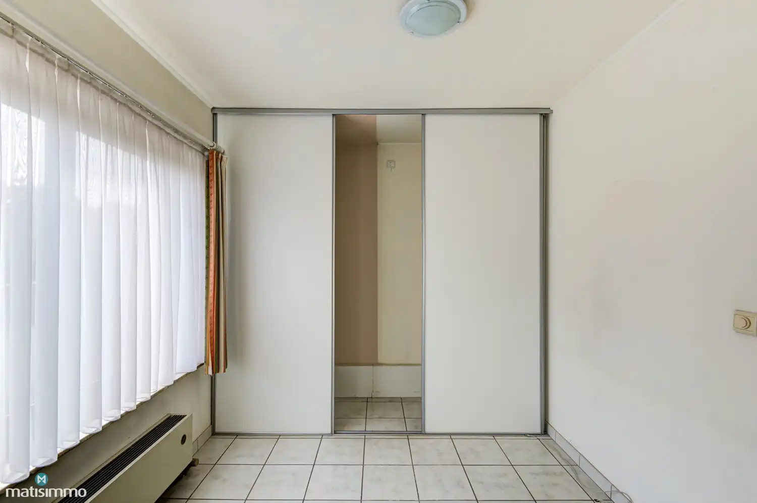 GELIJKVLOERS APPARTEMENT MET 2 SLAAPKAMERS, RUIME GARAGE, AUTOSTAANPLAATS EN KELDERBERGING TE LANAKEN foto 17