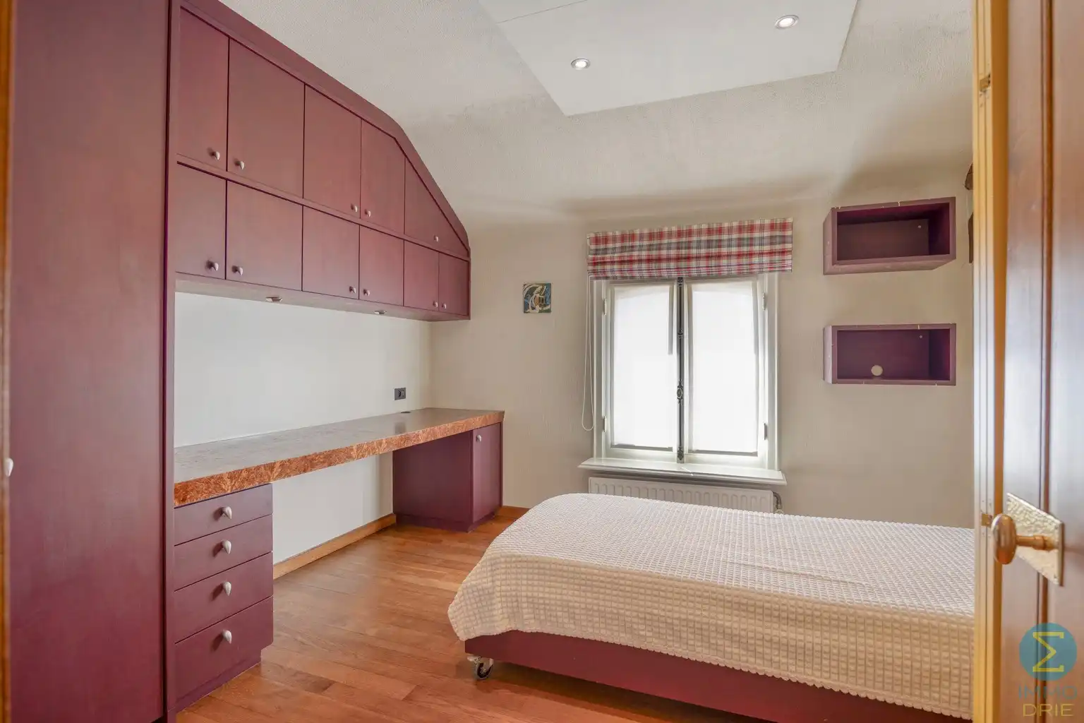 Karaktervolle herenwoning met zwembad en grote garage foto 18