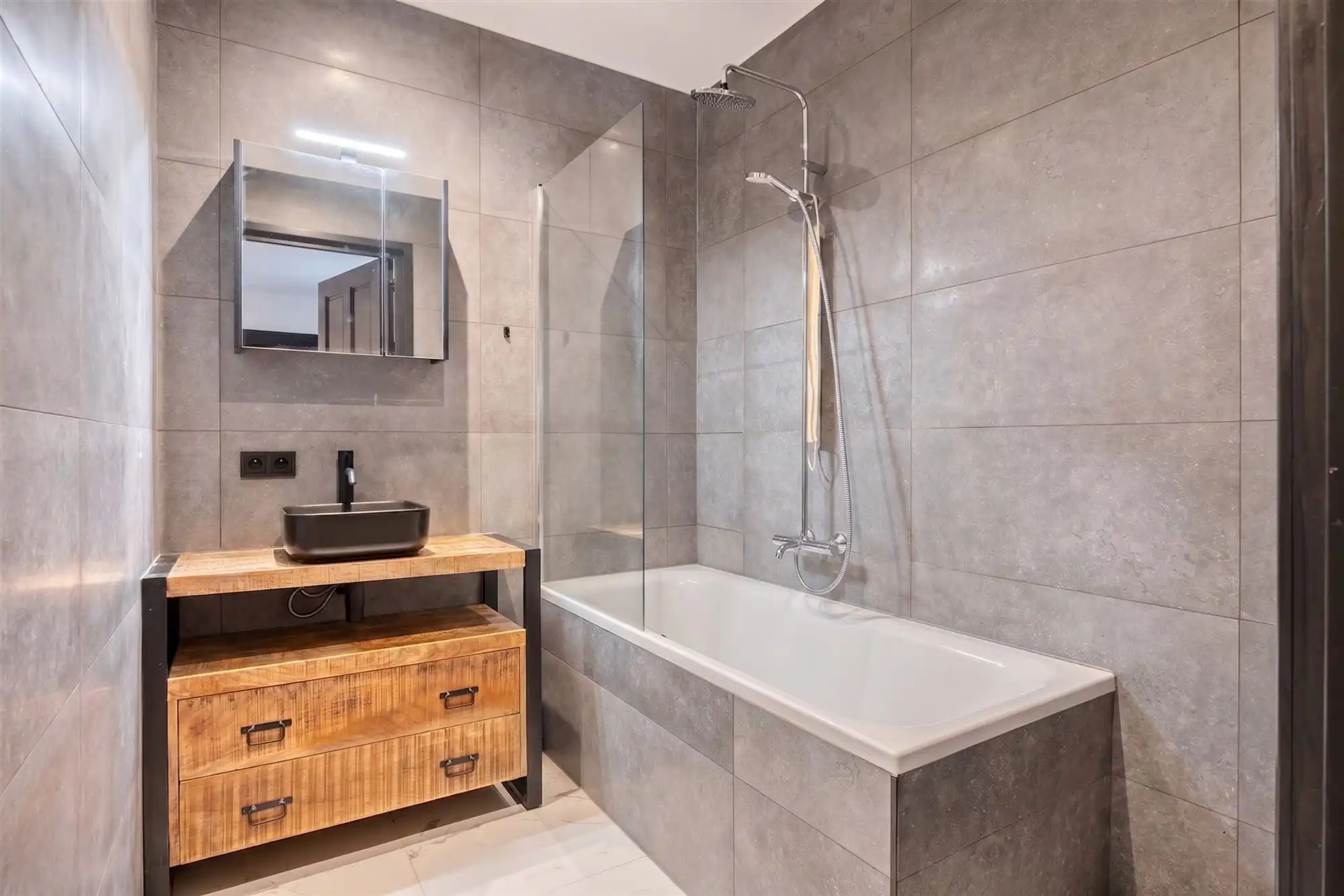 Knappe duo-villa op 8.843 m² in villawijk aan NL-grens. foto 39