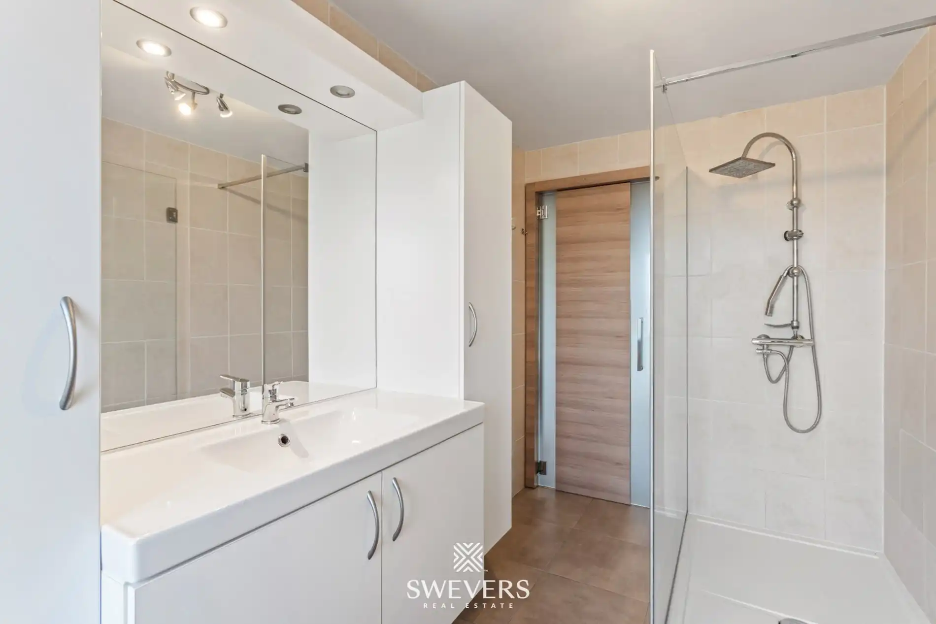 Ideale gezinswoning, instapklaar met ruime tuin en bouwgrond foto 12