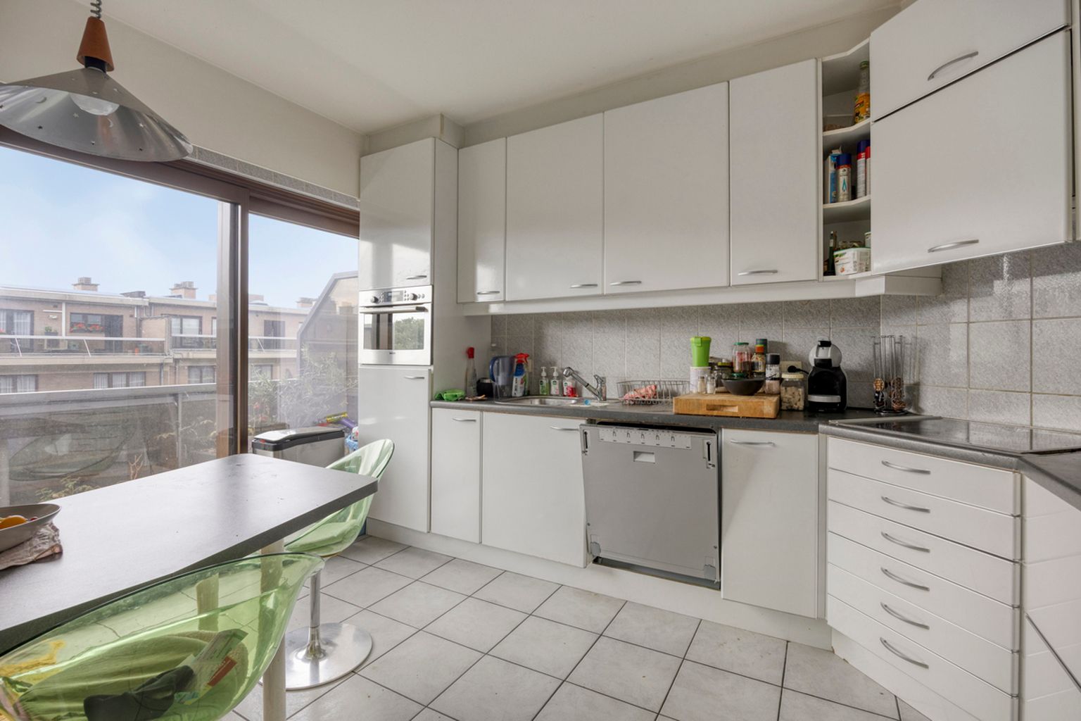 Ruim 3-slaapkamerappartement met garage  foto 9