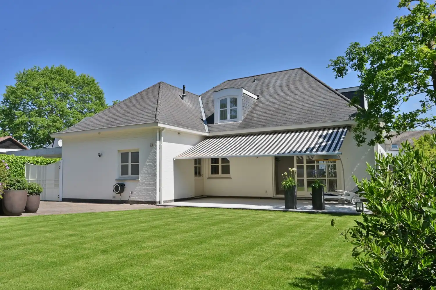 Exclusieve, gerenoveerde villa op toplocatie in residentieel Neerharen foto 4