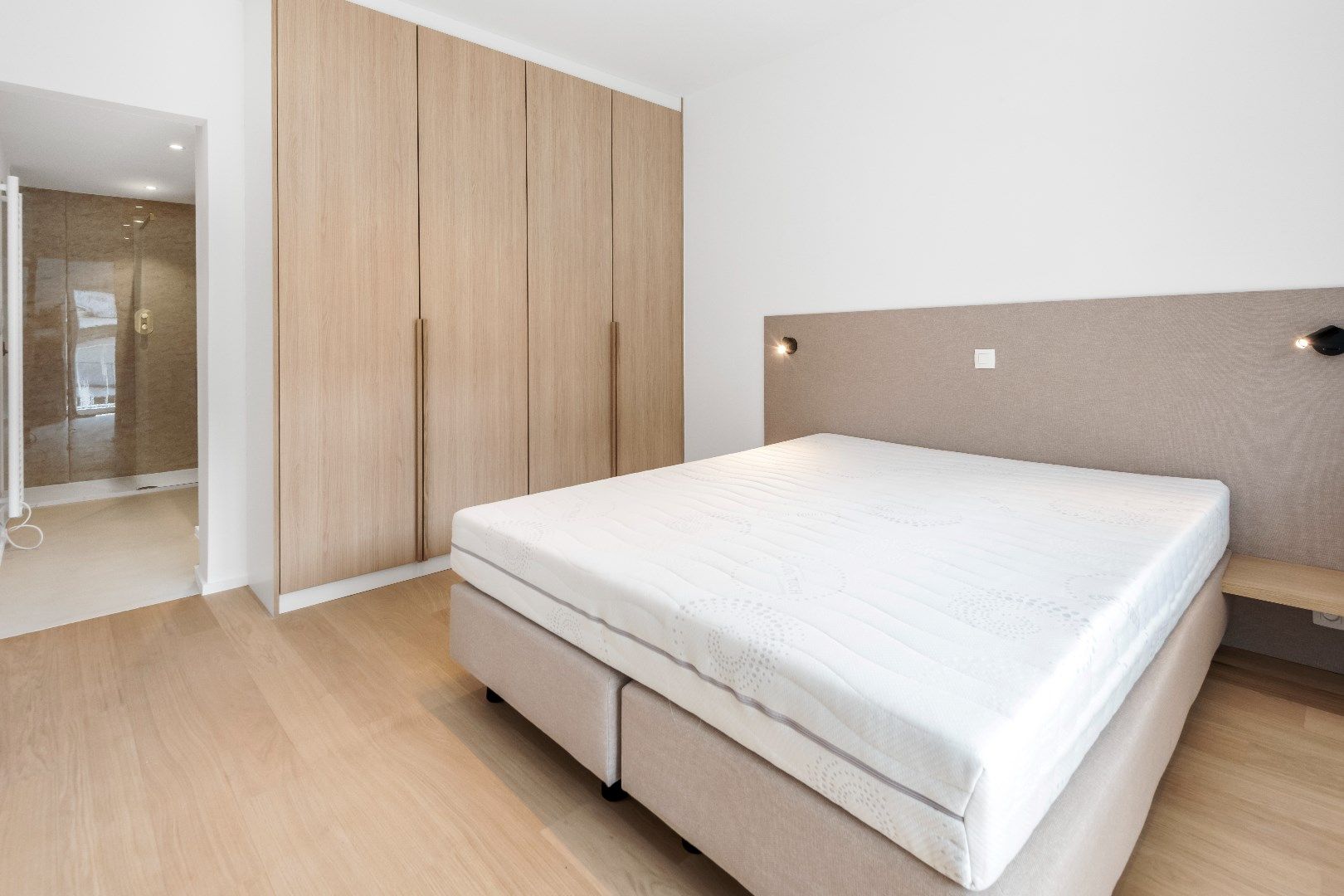 Ruim plateau-appartement met frontaal zeezicht (10 meter gevelbreedte) gelegen aan het Rubensplein. Inpandige parking. foto 13
