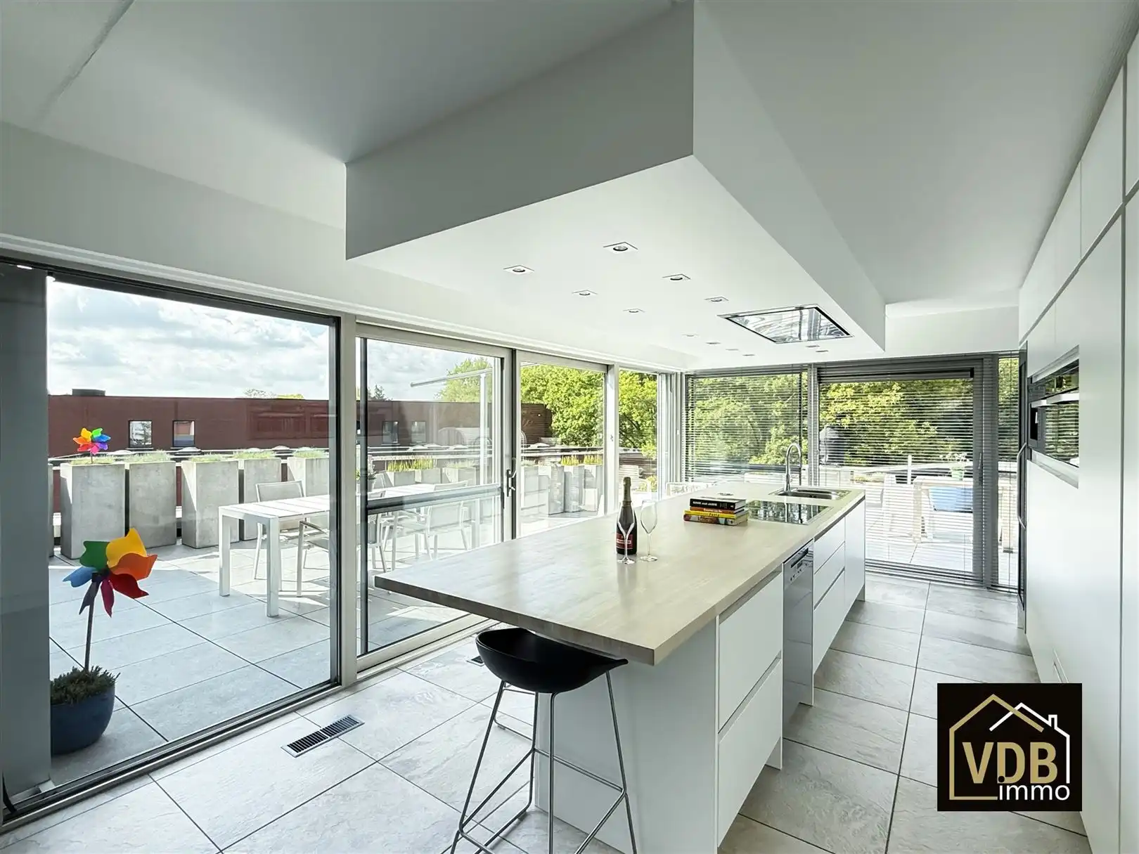 COMMERCIEEL PAND MET PENTHOUSE OP TOP LOCATIE foto 27