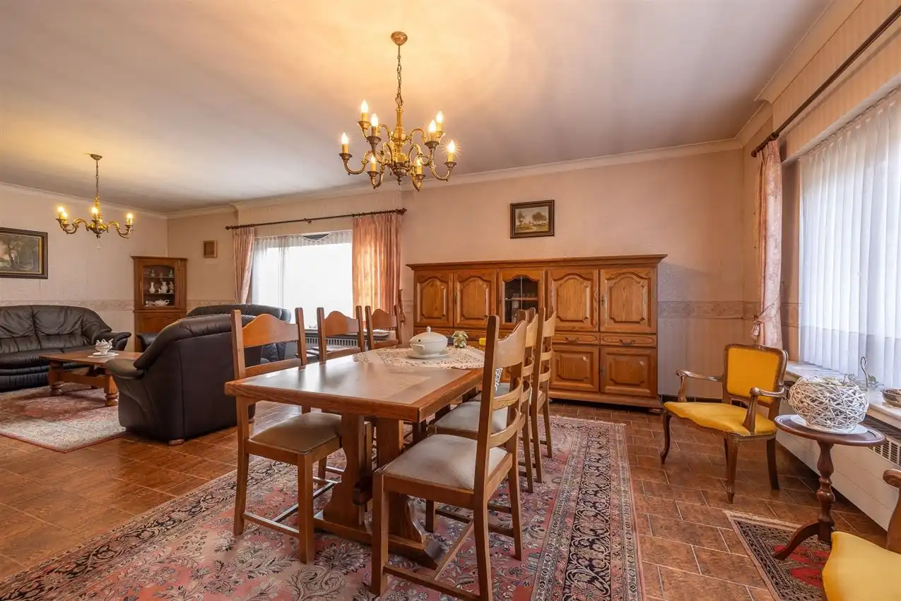 Handspand met ruime woonst en magazijn foto 10