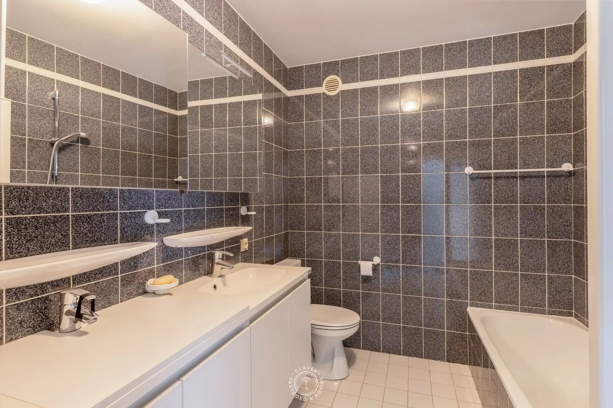 Ruim en lichtrijk appartement met 3 slaapkamers op toplocatie met autostaanplaats aan het Hendrik Heymanplein foto 11
