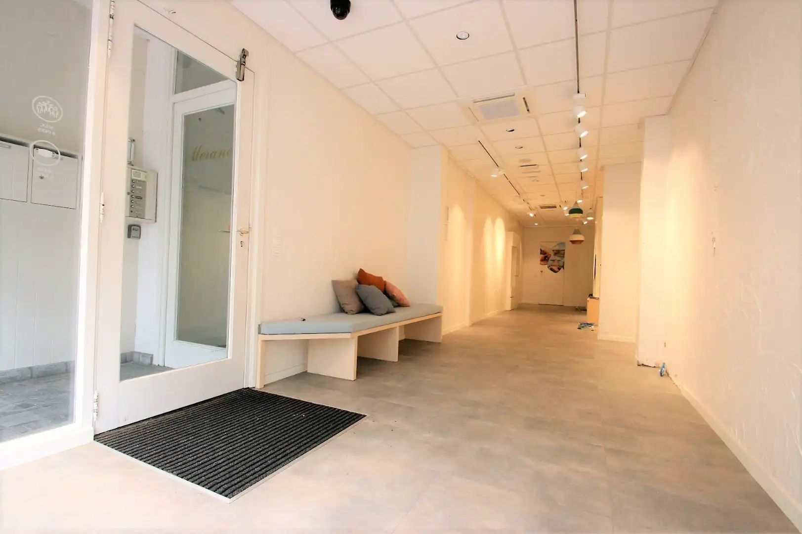  Centraal gelegen handelspand te huur op de Lippenslaan 218 foto {{pictureIndex}}
