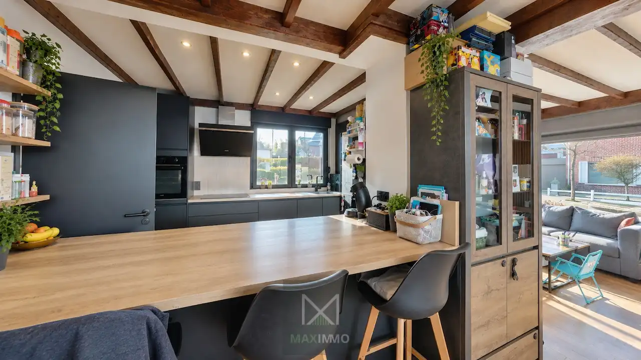 Volledig instapklare gelijkvloerse eigendom met loods van 180 m² op topligging foto 5