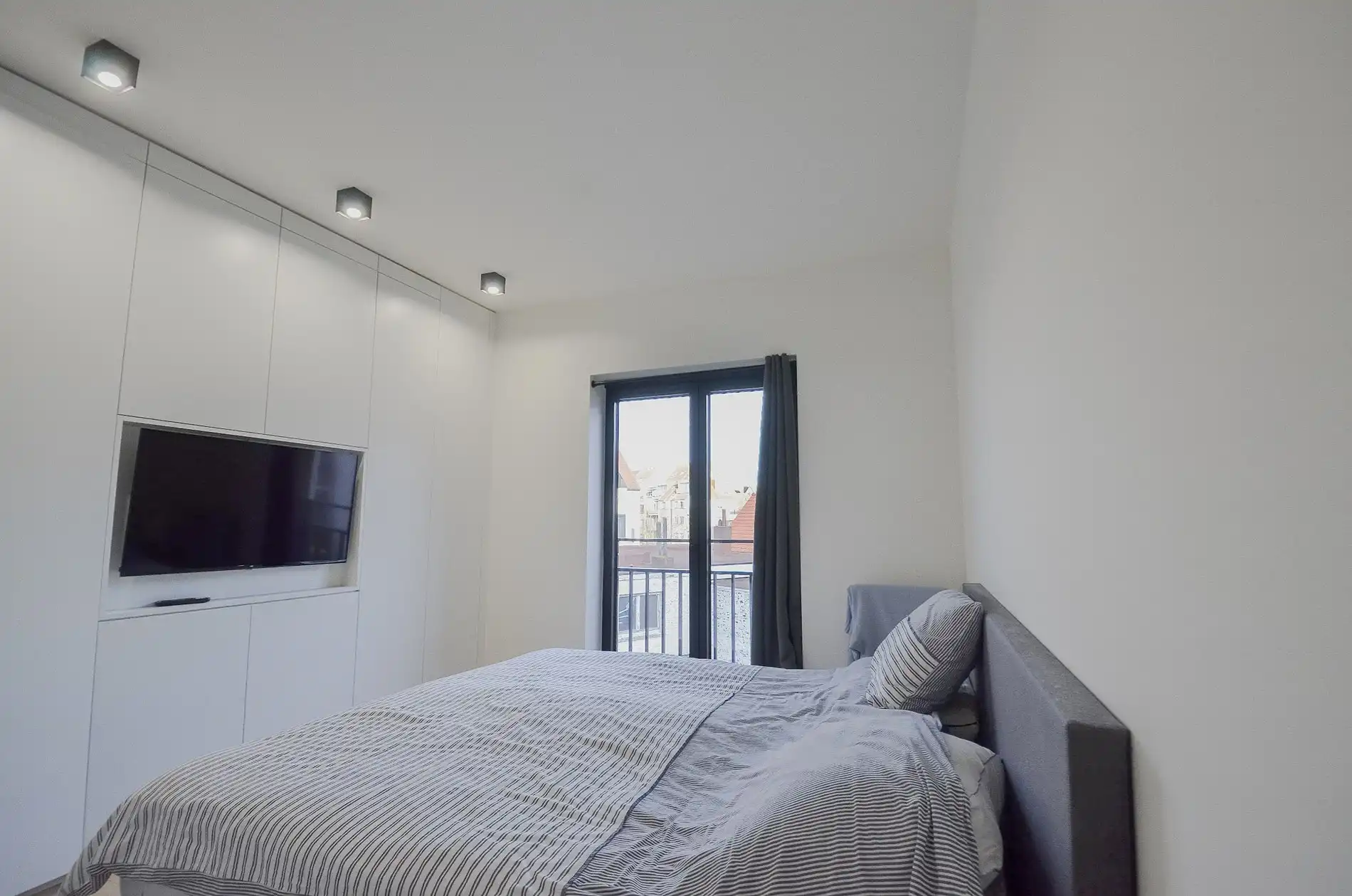 Appartement met gevelbreedte van ongeveer 5,2 meter en een ruim zonnig terras. foto 15