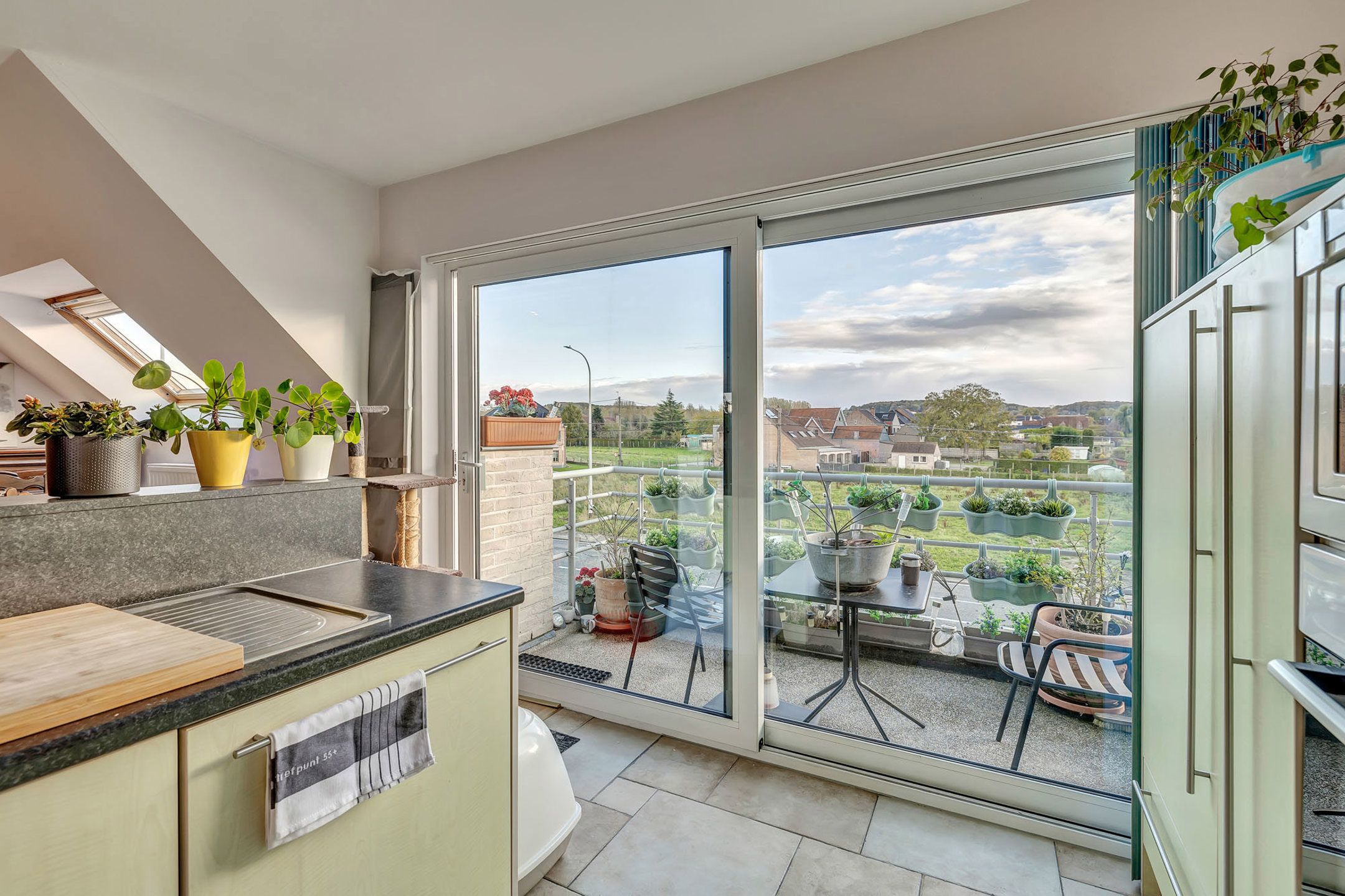 3-slaapkamer appartement te Meerbeke met terras en garage foto 6