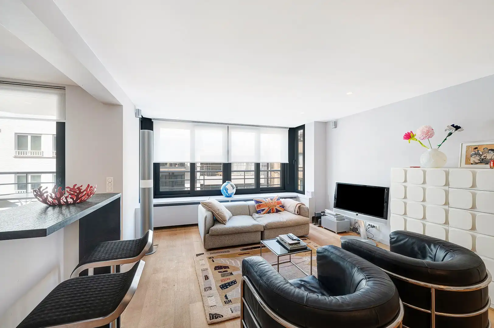 Instapklaar 2-slaapkamerappartement met terras op gegeerde locatie in Knokke. foto 3