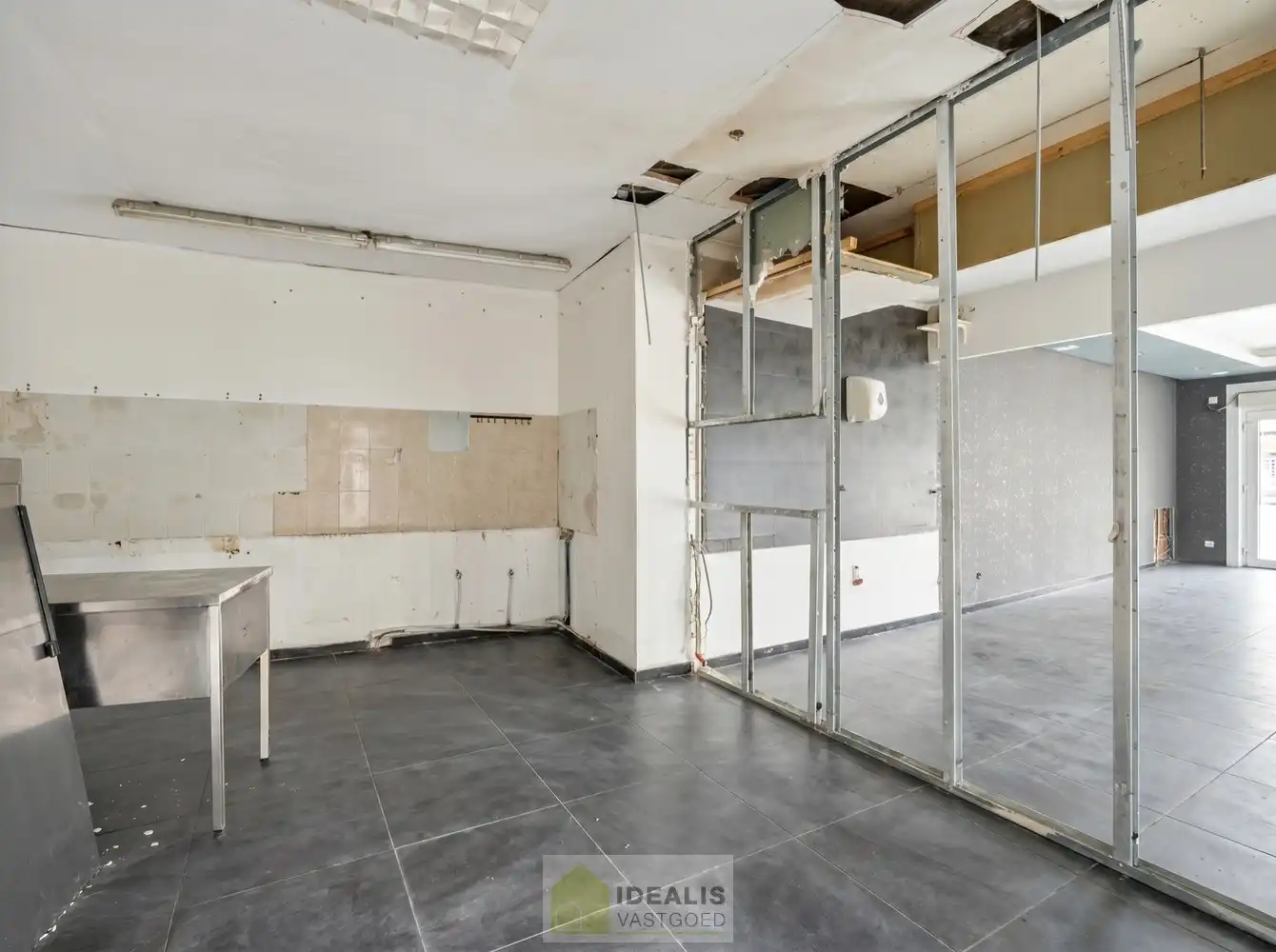 IDEALIS VASTGOED - HANDELSRUIMTE MET TAL VAN MOGELIJKHEDEN OP EEN TOPLOCATIE IN HET CENTRUM VAN PEER! Dit handelspand van +- 92m² is gelegen op de meest levendige winkelstraat van Peer met een breed aanbod aan winkels, restaurants en dienstverlenende bedrijven. Gemakkelijk te bereiken te voet, per auto én openbaar vervoer  en gelegen op een absolute zichtlocatie! foto 8