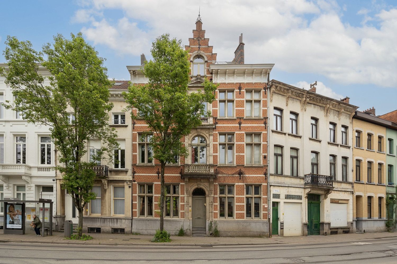 Unieke herenwoning (432m²) met 8 slaapkamers, 3 badkamers en een gezellige stadstuin op het Giraffenplein te Antwerpen-Centrum foto 1