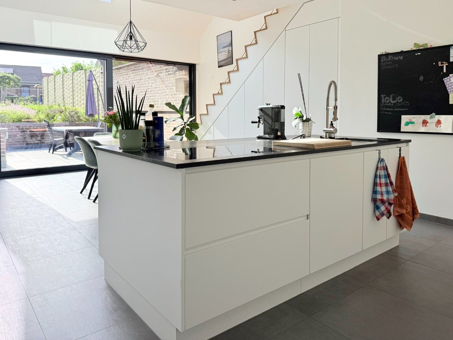 Ruime en lichtrijke woning met doordachte indeling en moderne afwerking foto 8