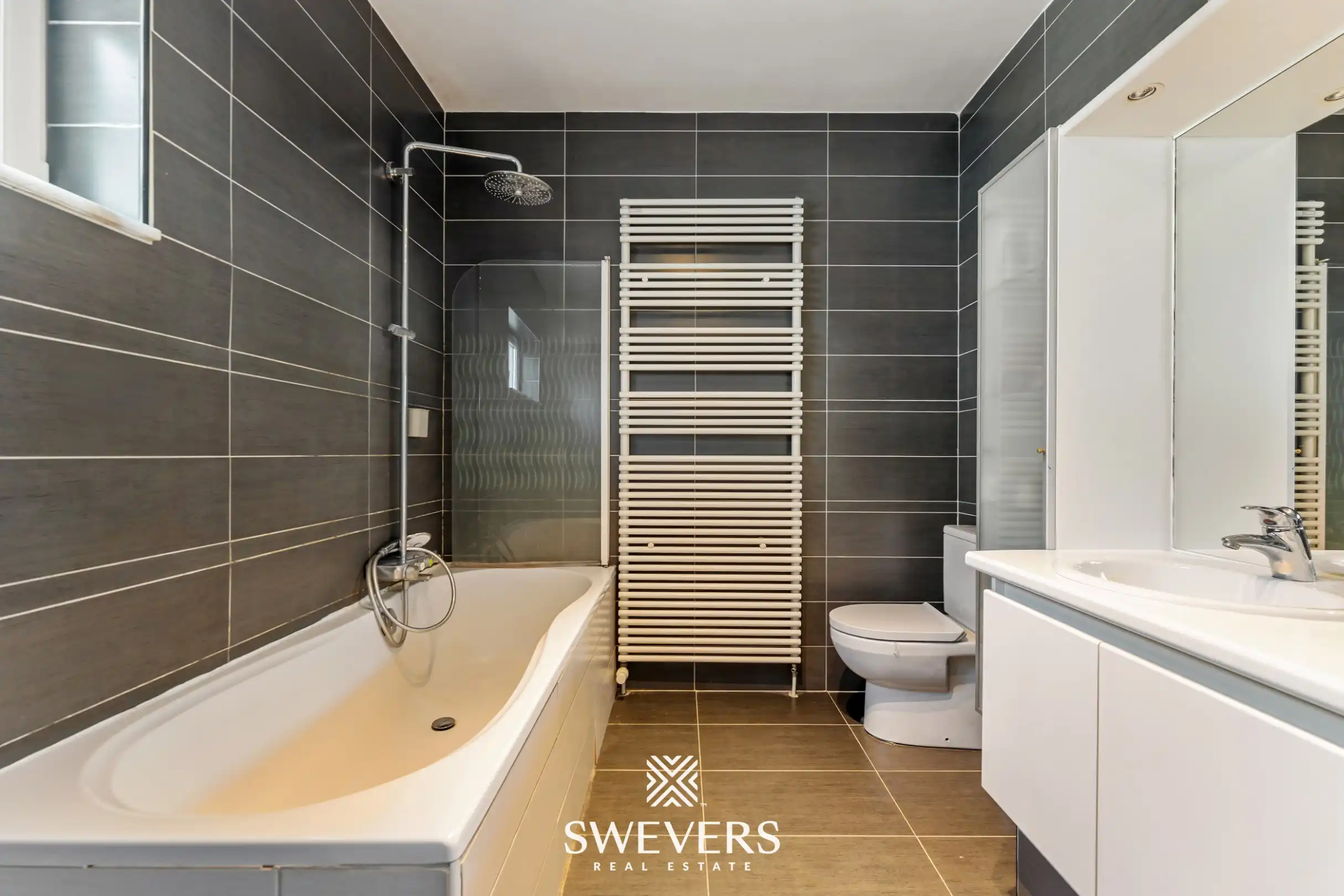 Ruime halfopen woning met zuidoostgerichte tuin en zwembad foto 25