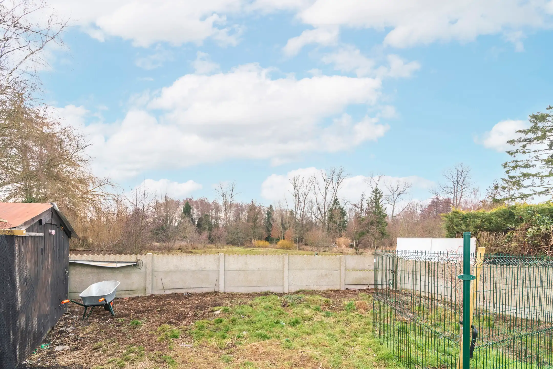 Halfopen woning met grote omheinde tuin en mooi uitzicht foto 19