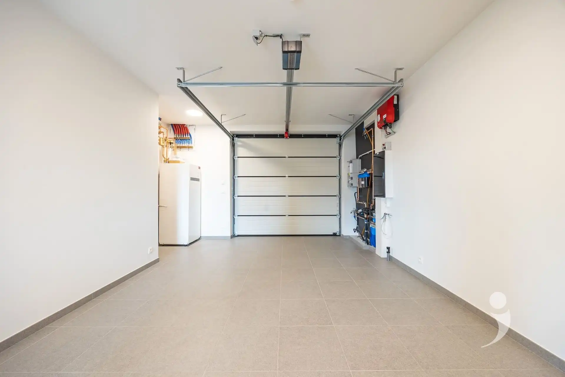 Nieuwbouwwoning met 4 slaapkamers en twee badkamers! foto 24
