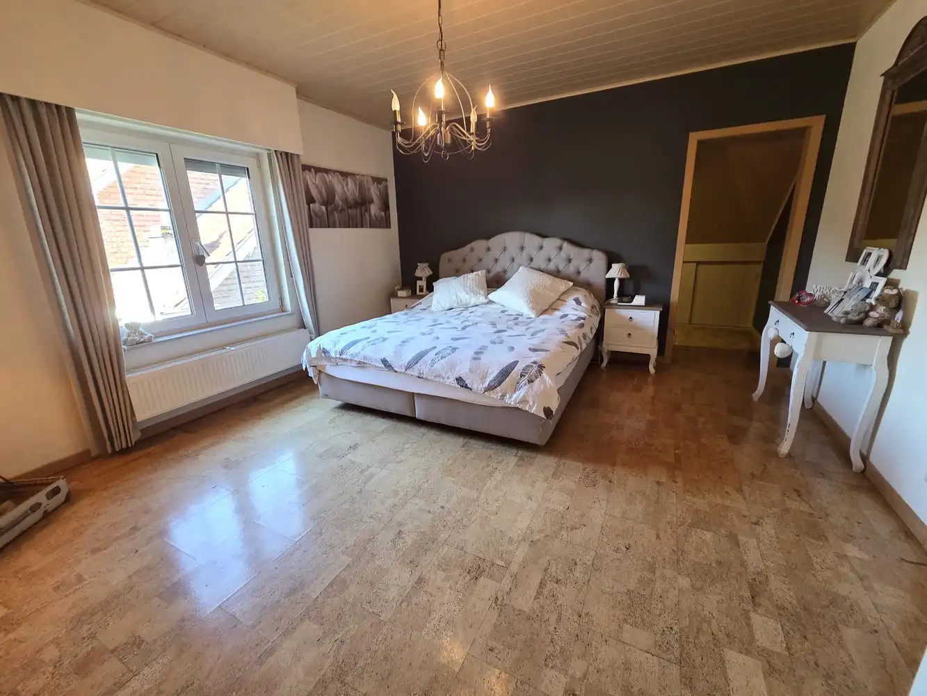 Zeer ruime gezinswoning, 4 slaapkamers, volledig onderkelderd met dubbele garage als bijgebouw foto 12