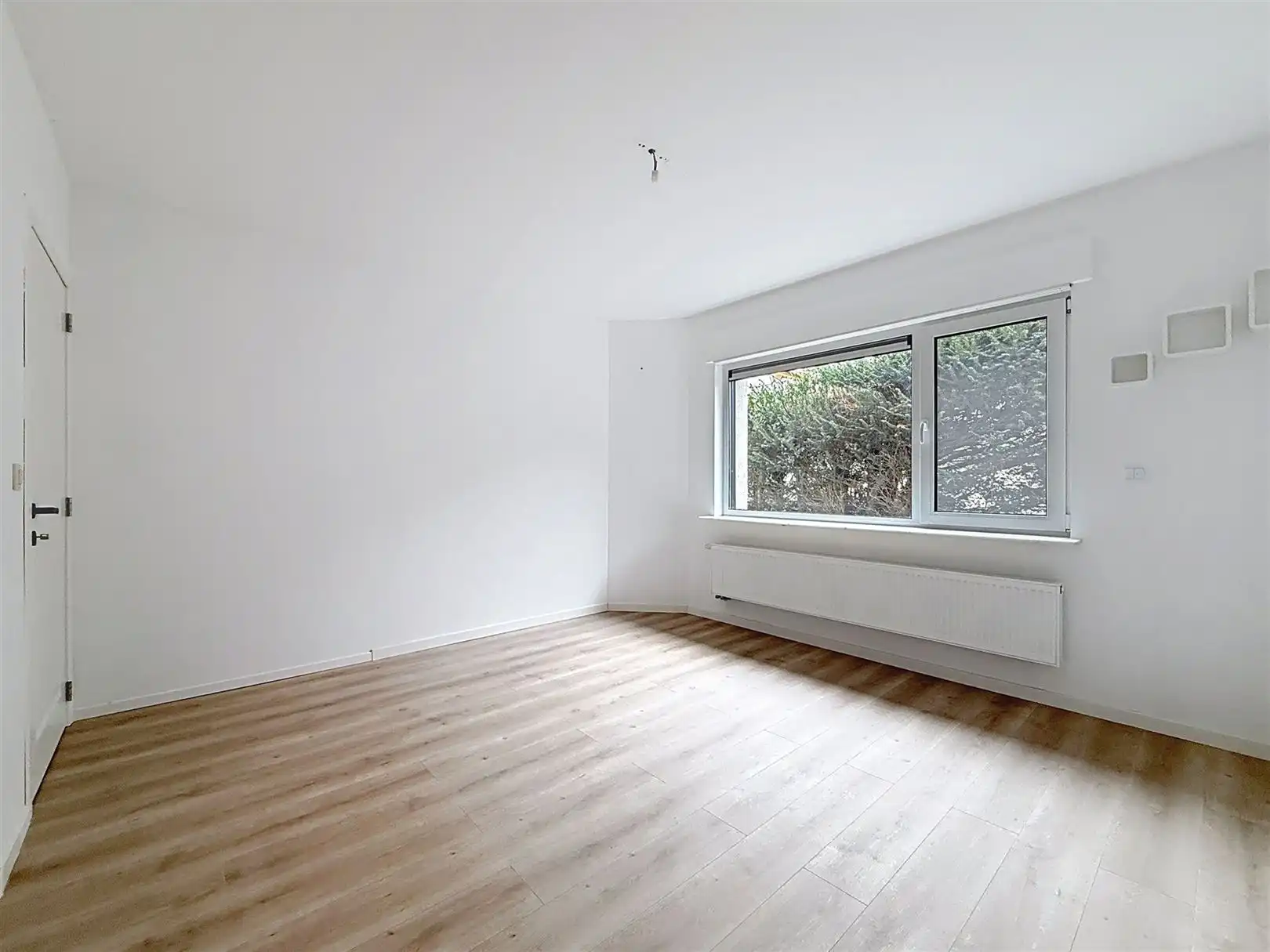 Ruime gerenoveerde woning, 5 slpks, 2 bdks, tuin, 11a 11ca  foto 16