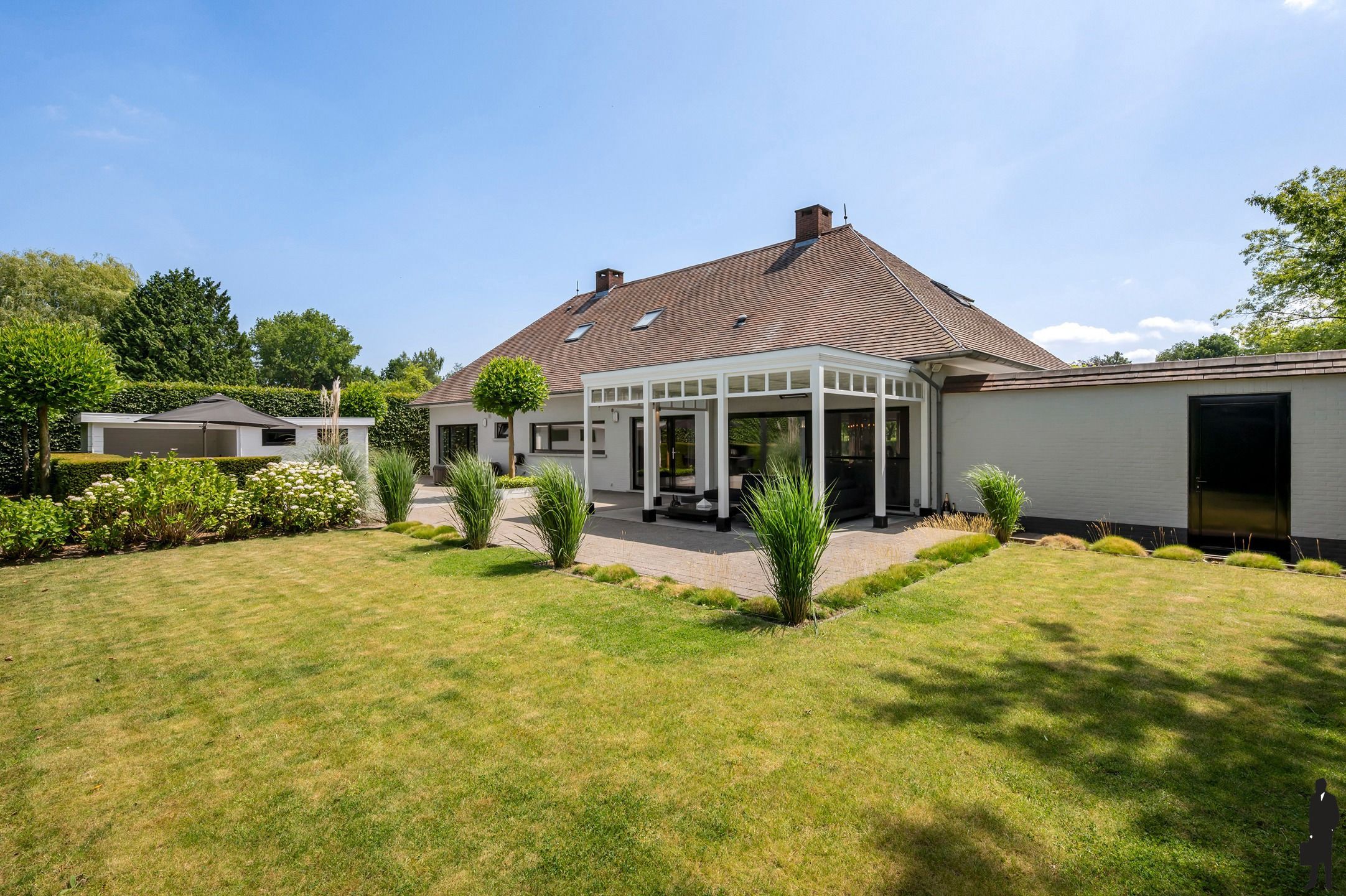 Tijdloze villa op perceel van ca. 1287 m².  foto 33