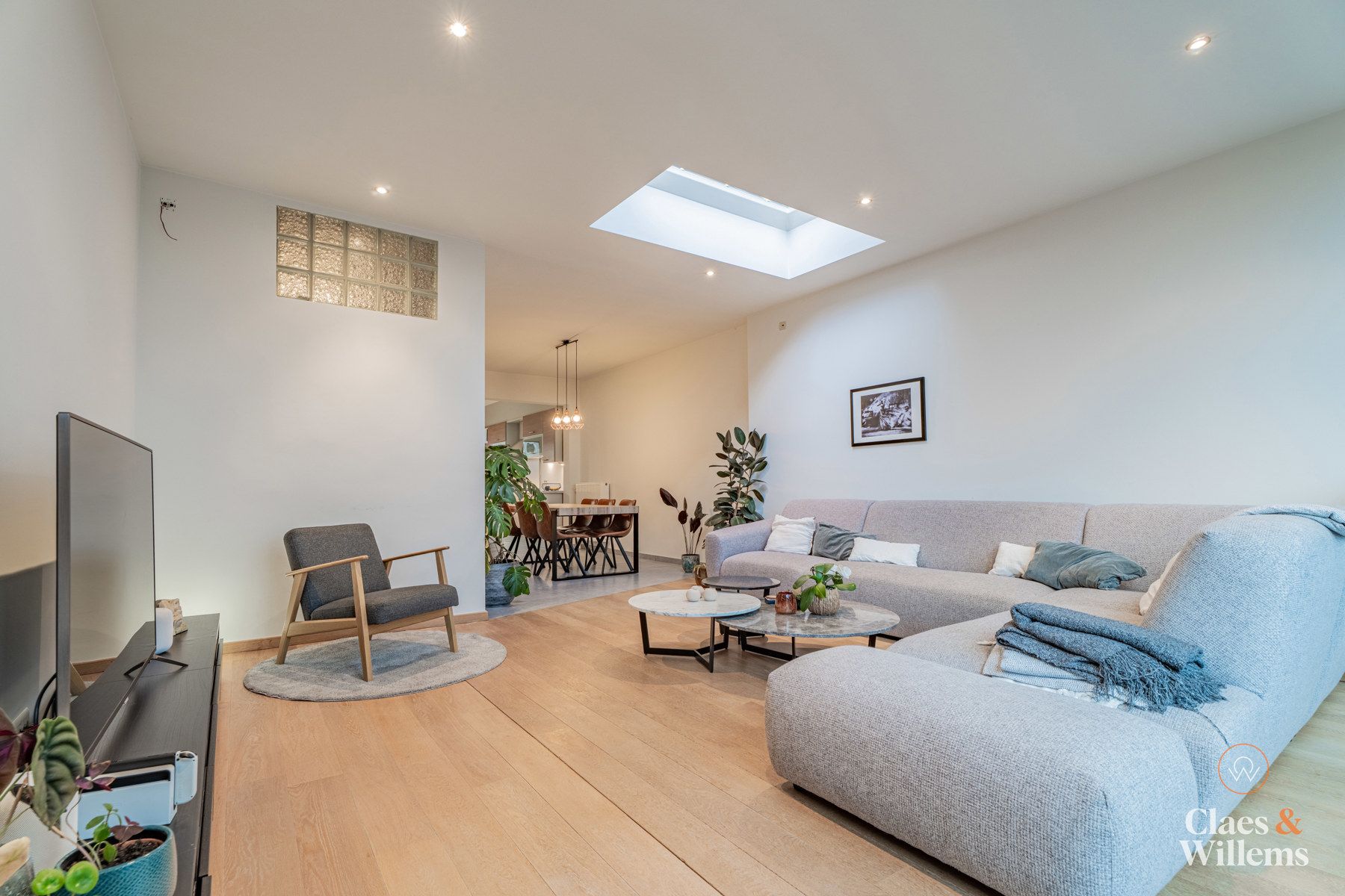 Ruim huis met zonnepanelen en vrije tuin  foto 3