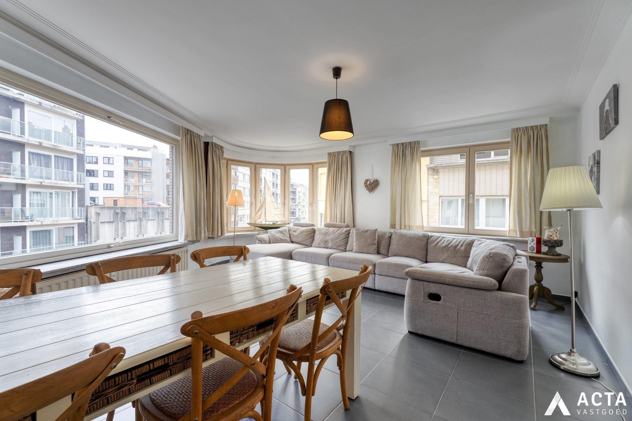 Gerenoveerd hoek-appartement met twee slaapkamers nabij strand van Oostende foto 2