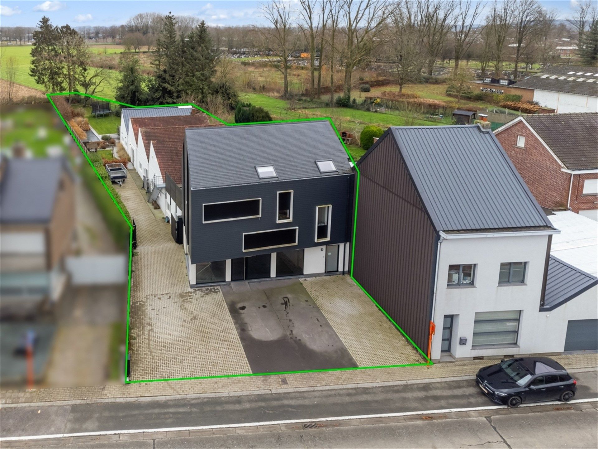 Veelzijdig gebouw bestaande uit woonst met 4 slpks, tuinloft met 1 slpk en handelspand/kantoorruimte foto 2