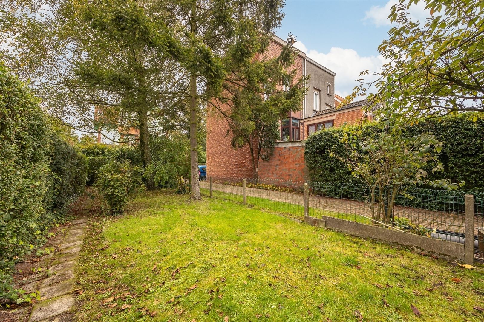 Halfopen bouwgrond in een rustige straat foto 2