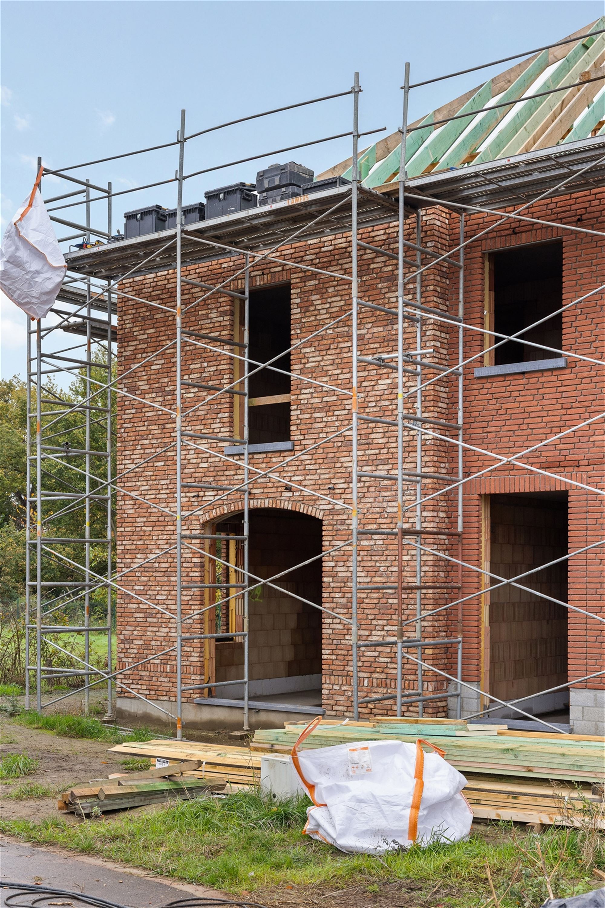 NIEUWBOUWWONING MET 3 SLAAPKAMERS UITERST CENTRAAL DOCH RUSTIG GELEGEN TE ZONHOVEN foto {{pictureIndex}}